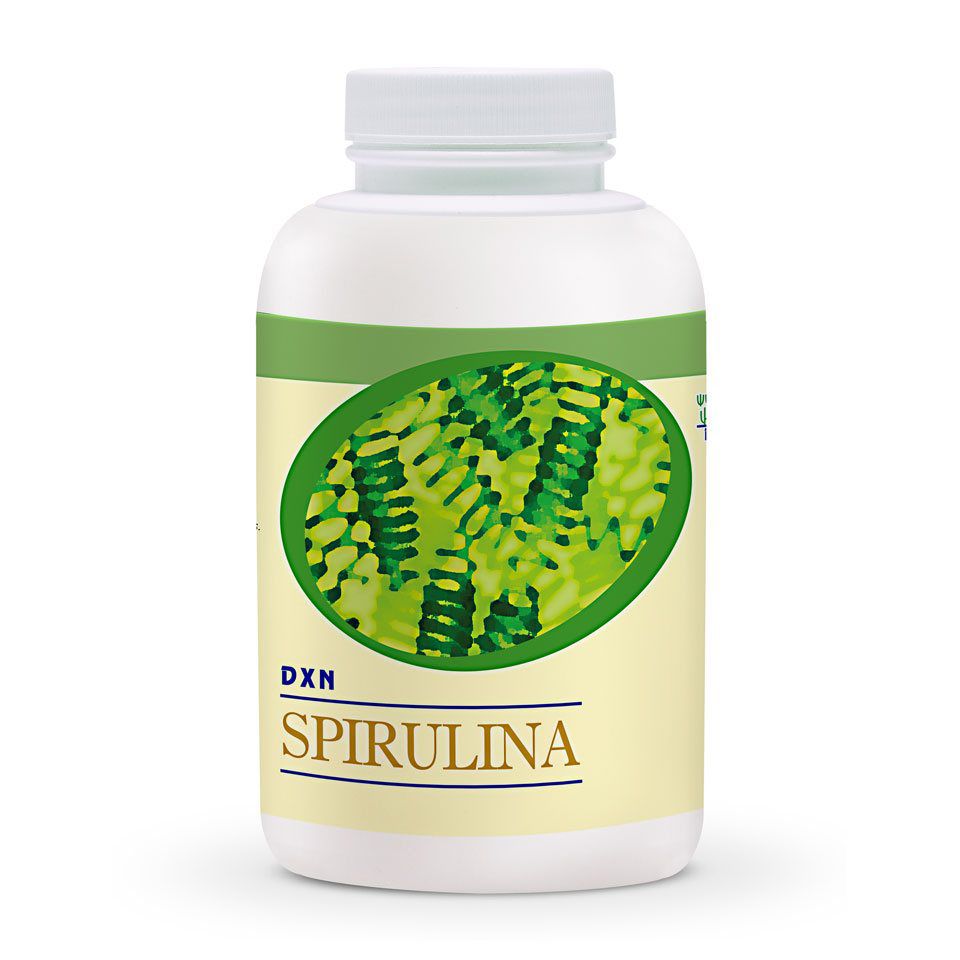 DXN Spirulina 500 Tablet mavi-yeşil alg ya da siyanobakterinin bir türüdür. Organik olarak lisanslı olan DXN çiftliklerinde, özel havuzlarda doğal olarak seçilmiş en iyi tür yetiştirilmekte, herhangi bir şekilde böcek ilacı veya zirai ilaç kullanılmamaktadır.